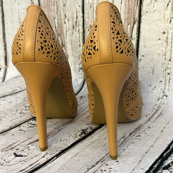 BCBG Paris Heels - Picture 3 of 6